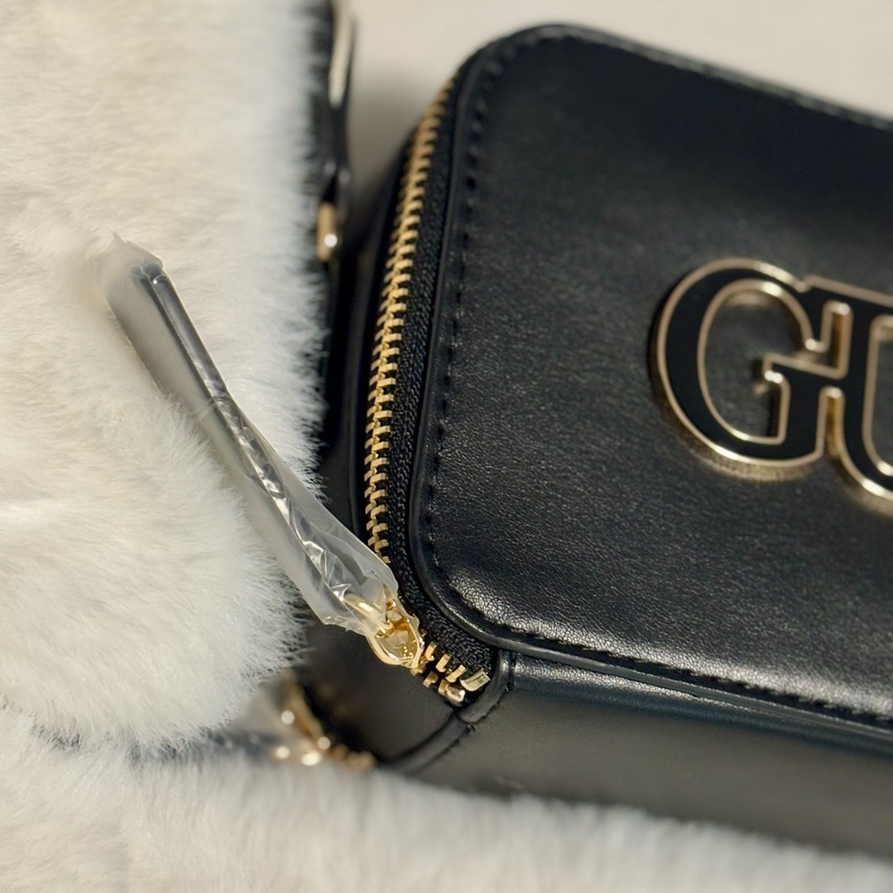 Guess - Picture 4 of 7